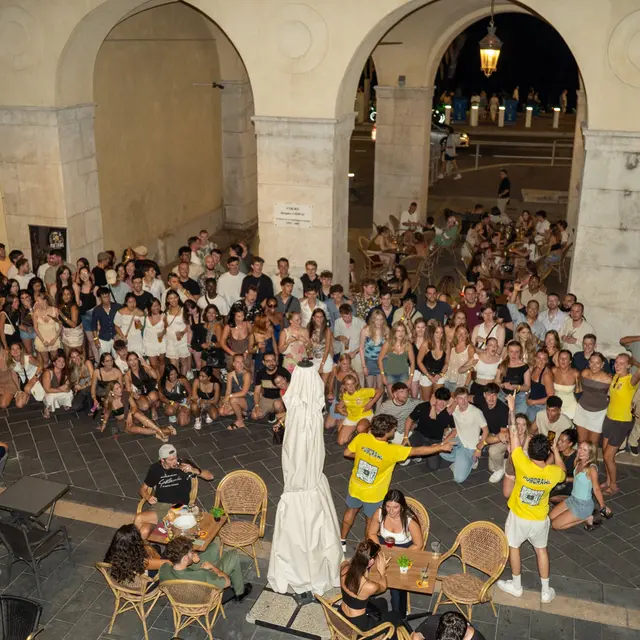 pubcrawl-nice-cote-dazur-nightlife-bar-crawl-yellow-pub-orange-bar-crawl-group-promenade-des-anglais.jpg
