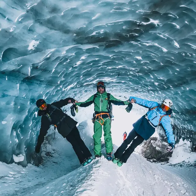 guide Snowlegend avec les enfants dans la grotte de glace