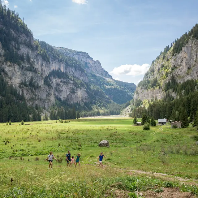 Lac-Flaine-Été-Balade-Famille-Vue-Ensemble