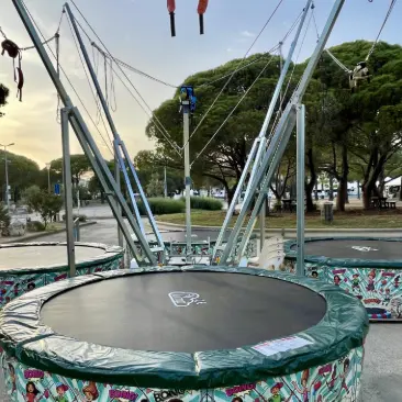 Le Noël Gourmand: Trampoline Bungee et gonflable Le repère des pirates_Cavalaire-sur-Mer