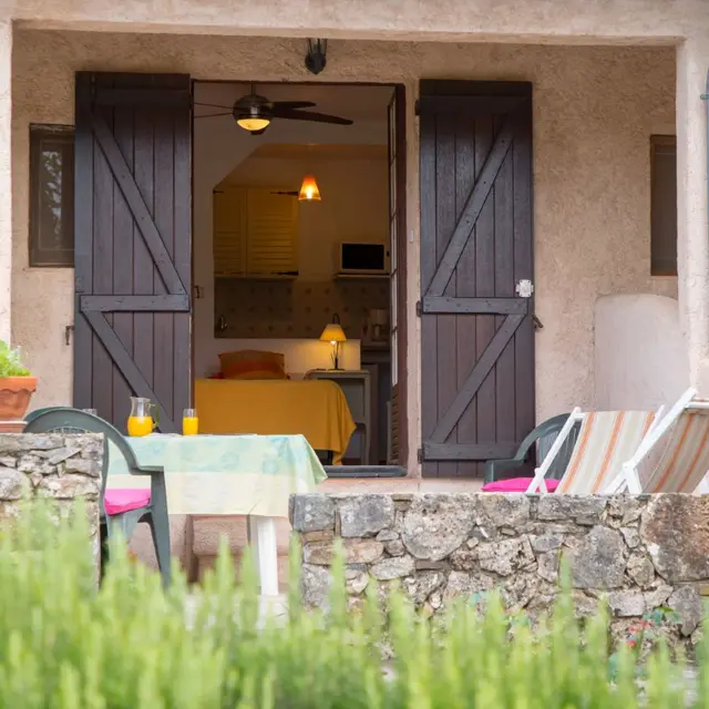 Terrasse et entrée du studio