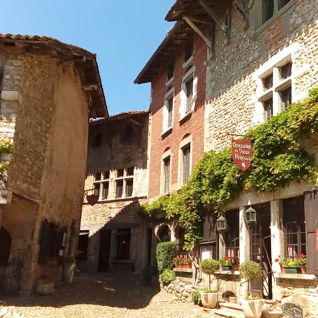 Hostellerie du Vieux Pérouges - Le Manoir
