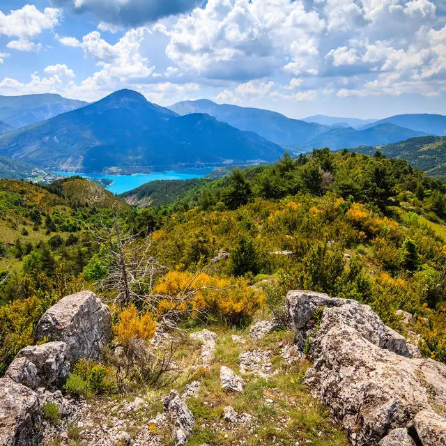 Vue sur le lac de Castillon depuis Courchons