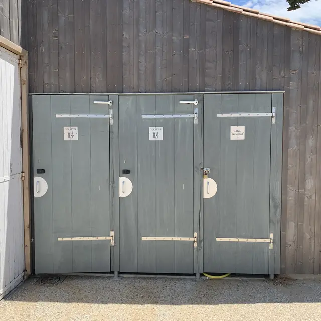 Toilettes publiques de la plage de la cible