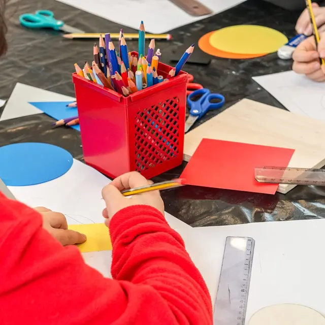 La visite-atelier des 4-6 ans en famille : Silhouettes colorées_Chambéry
