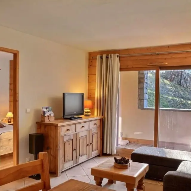 Salon avec vue sur le balcon - appartement A14 Arpège des Neiges