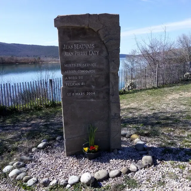 Stèle canadair Pélican 41