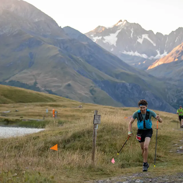 Coureur au lac du pontet pendant le Trail de la Meije