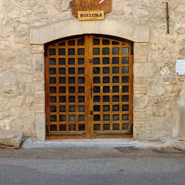 Au coeur du village: une brasserie.