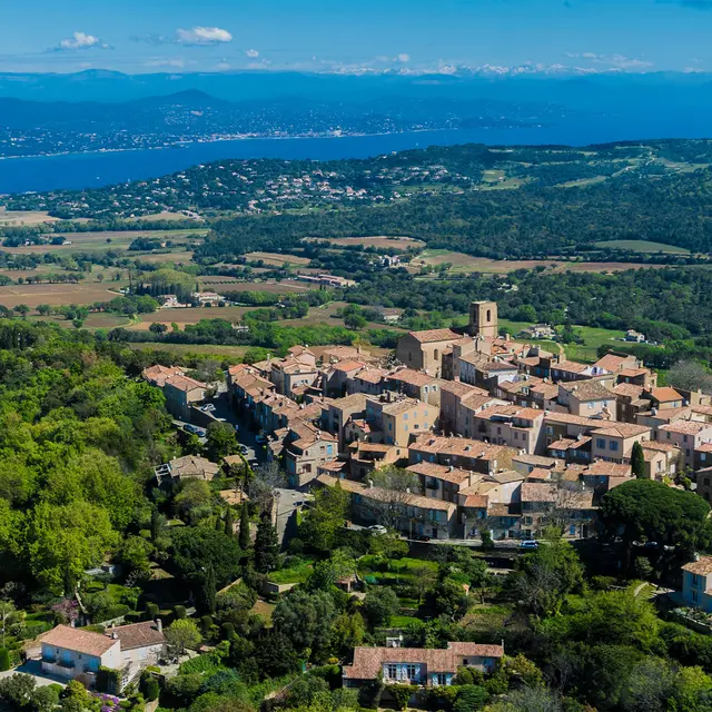 Vue aérienne du village de Gassin
