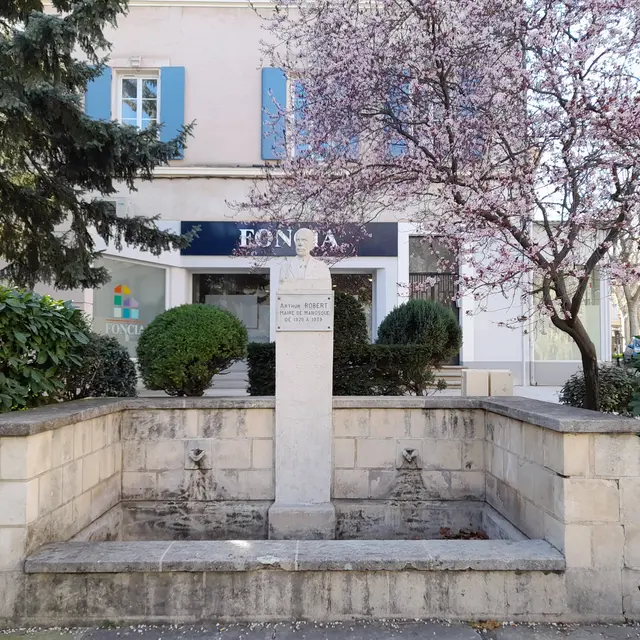 Fontaine et buste Arthur Robert_Manosque