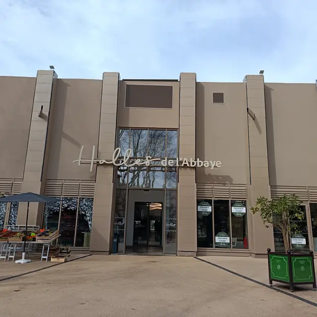 Place de l'Abbaye d'Alès_Alès