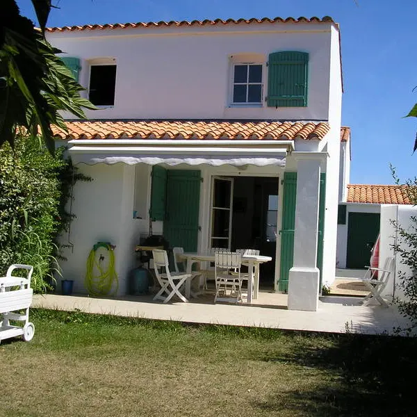 Vue de la maison depuis le jardin