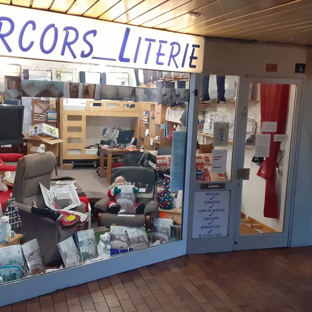 Vitrine du magasin, 18 passage de la poste