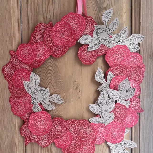 Grasse : Atelier couronnes de fleurs en papier parfumées_Grasse