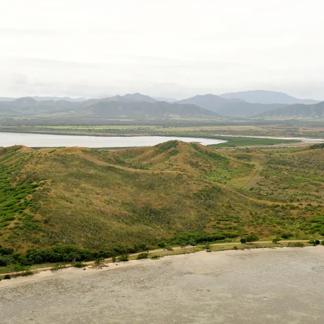 1_Plage de Ouano (à l'Ouest de la presqu'ile Ouano) vue d'hélico.JPG