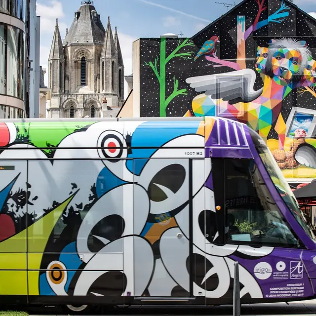 Tramway habillé aux couleurs des Écouteurs, par Jean Moderne