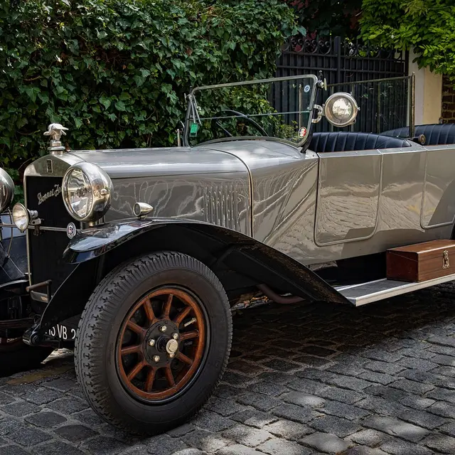 Exposition de voitures anciennes_Savigneux