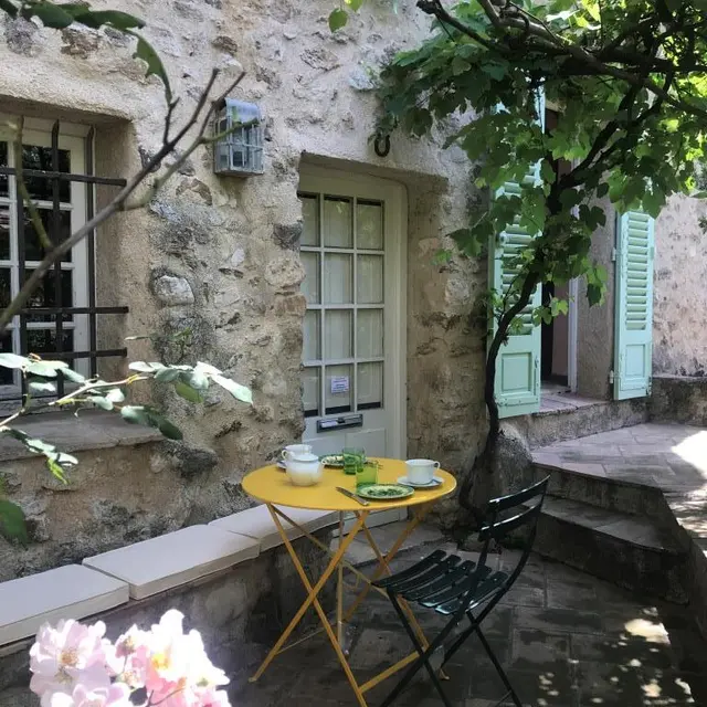 Petit déjeuner et dîner sur terrasse privative
