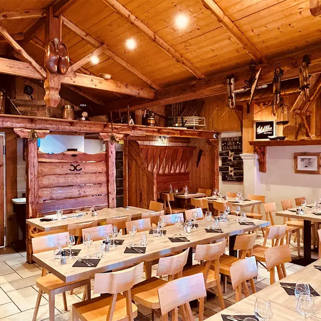 Salle de restaurant, tables et chaises en bois, décoration d'intérieur et toiture en bois, ambiance chaleureuse