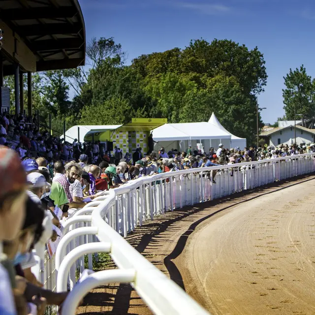 Courses à l'hippodrome_Châtelaillon-Plage