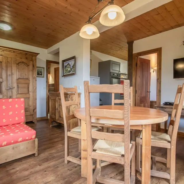 Salon avec table à manger