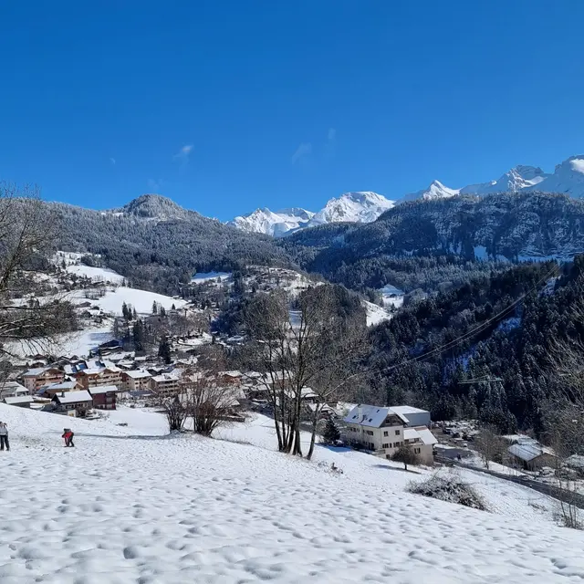 La chaine des Aravis et le village depuis Le Crêt