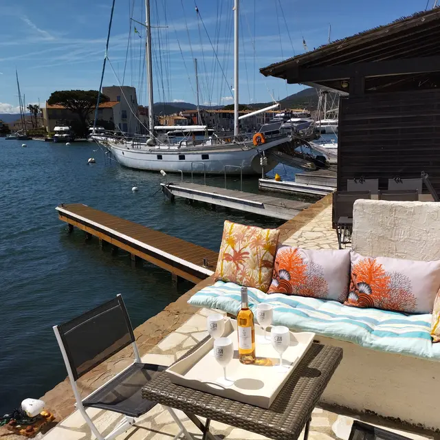 M GROS Jean-Michel, Appartement sur les quais à PG1_Grimaud
