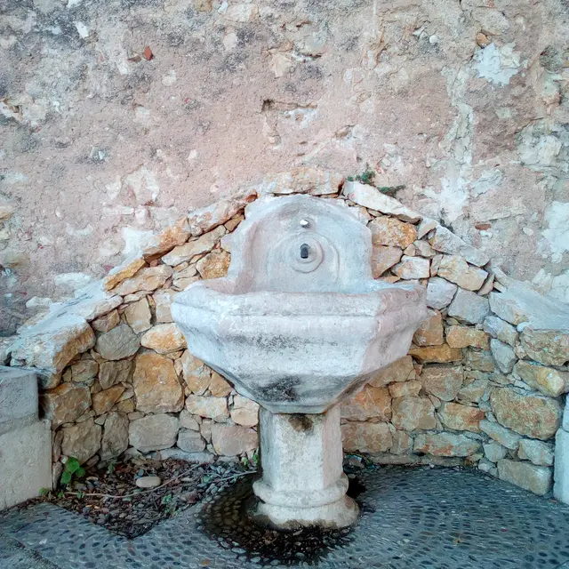 Fontaine place Hôpital Royal - Aups