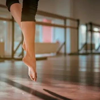 Gros plan femme pied danseur