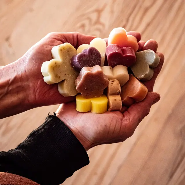 Aventurez-vous au coeur du savoir-faire ambertois_ Savonnerie la Goutte Noire à La Chapelle Agnon - Visites groupes - Découverte de la savonnerie