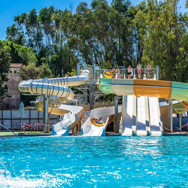 Parc aquatique - Bassin et toboggans