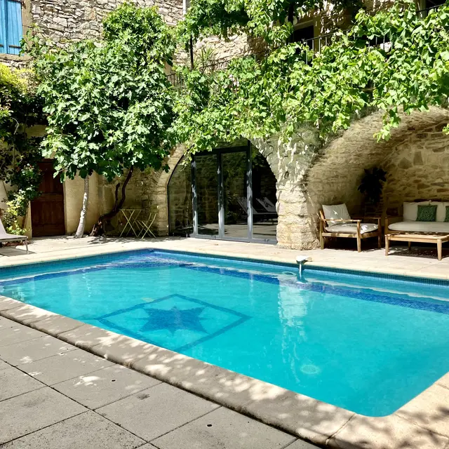 Cour avec piscine