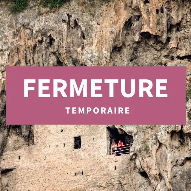 Habitats troglodytes dans le rocher de tuf_Cotignac