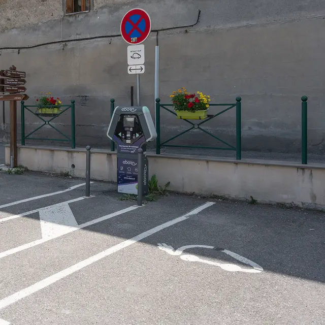 Borne de recharge pour véhicules électriques - Place d'Arnaudville, Jausiers