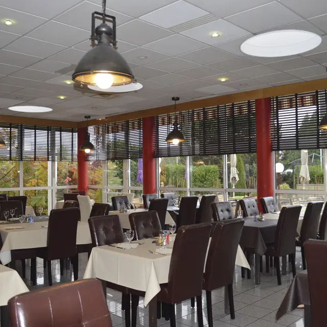 Salle de restaurant de l'hôtel
