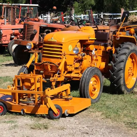 Exposition de vieux tracteurs à Lompnieu_Valromey-sur-Séran