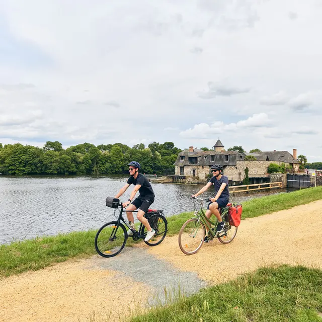 Cyclistes le long de la Mayenne