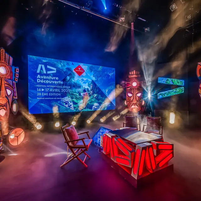 Scène de l'Auditorium du Centre de Congrès - Festival International du Film Aventure et Découverte 2025