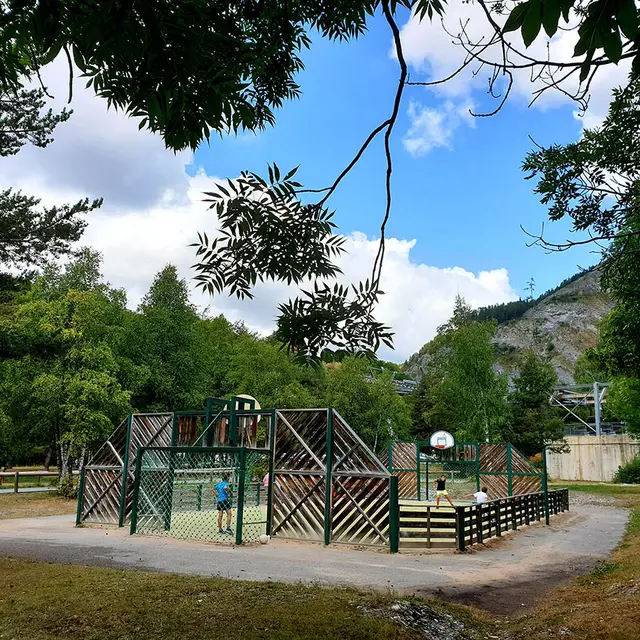 City stade au milieu d'un espace boisé, terrain de foot et de basket fermé