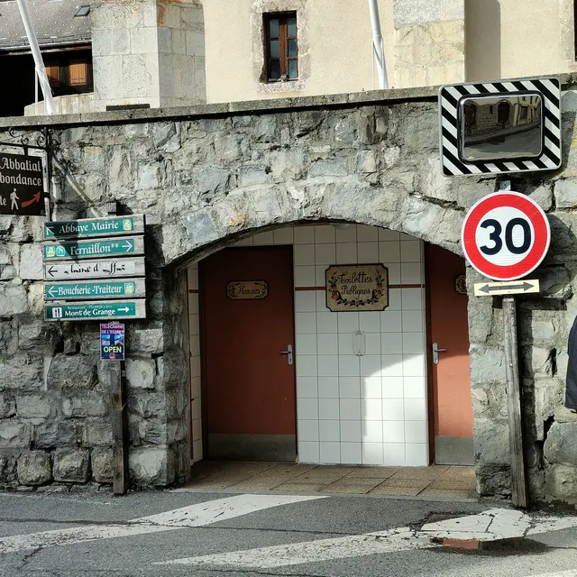 WC public :  centre village