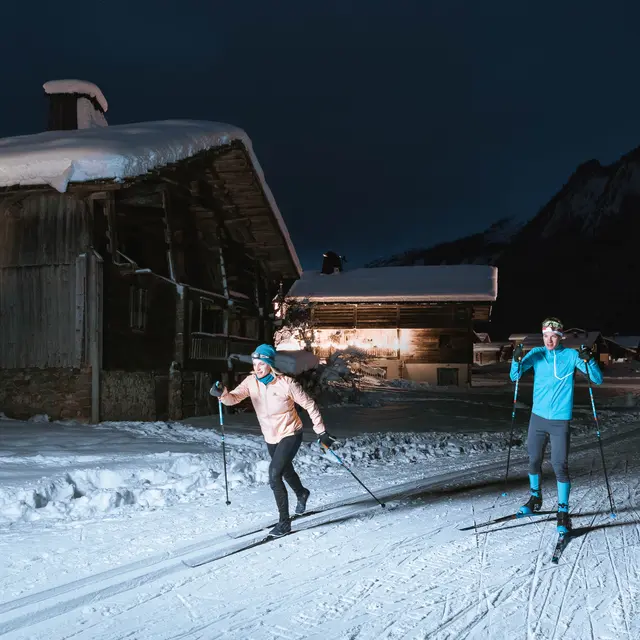 Ski de fond en duo en nocturne sur les pistes ouvertes en nocturnes du domaine nordique du Grand-Bornand