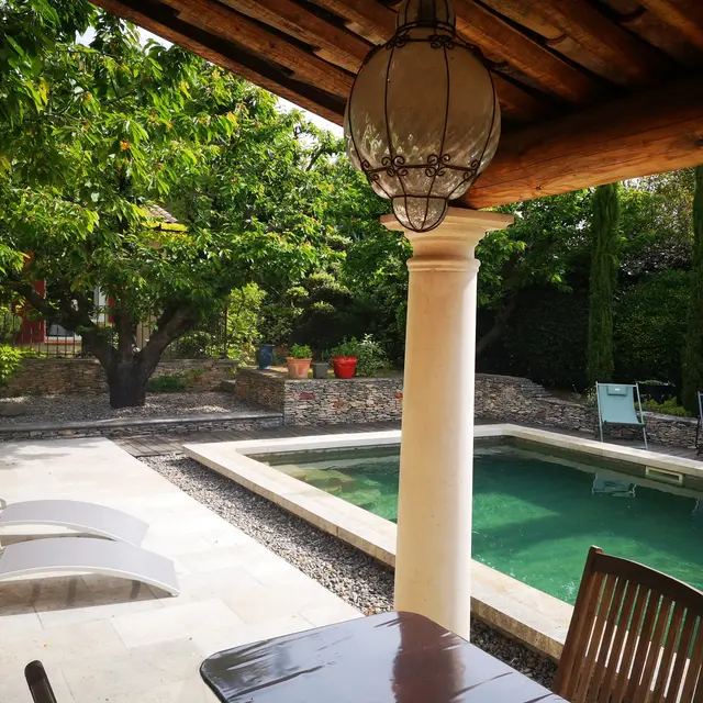 Piscine dans un écrin de verdure