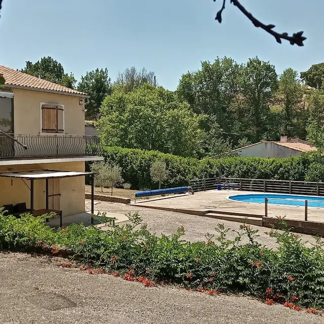 Vue d'ensemble villa + piscine