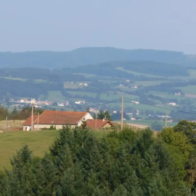 Gîte soprano vu de loin avec paysage autour