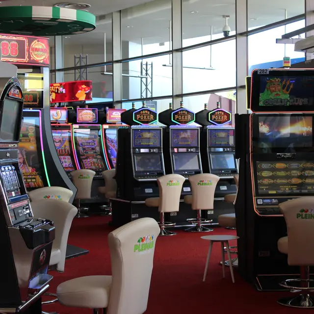 Schermata dell'interfaccia utente delle slot machine sul sito Sisal, che mostra una griglia di giochi con logo e pulsanti di gioco