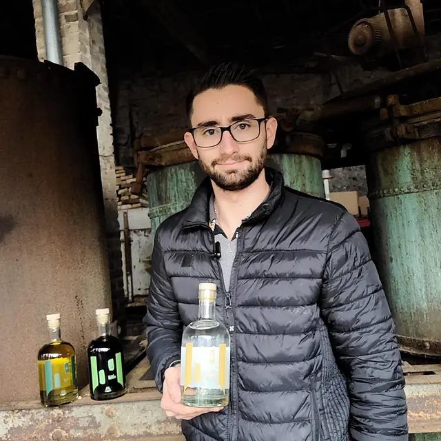 Corentin devant son alambic en cours de restauration