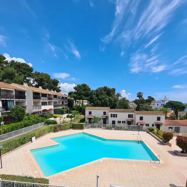 Vue sur piscine depuis loggia