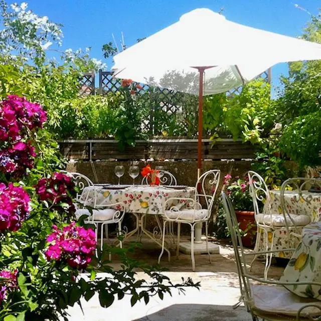 La terrasse fleurie pour dîners et petits-déjeuners