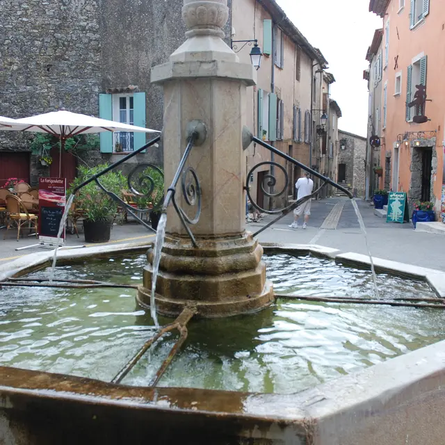Fontaine place des Ormeaux